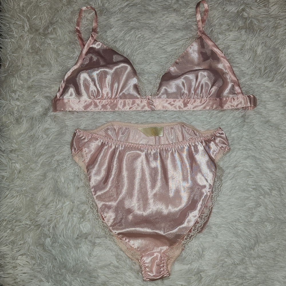 BEAUTIFUL VINTAGE VICTORIAS SECRET 2 PIECE PANTIES AND BRA (2ND SKIN) SET